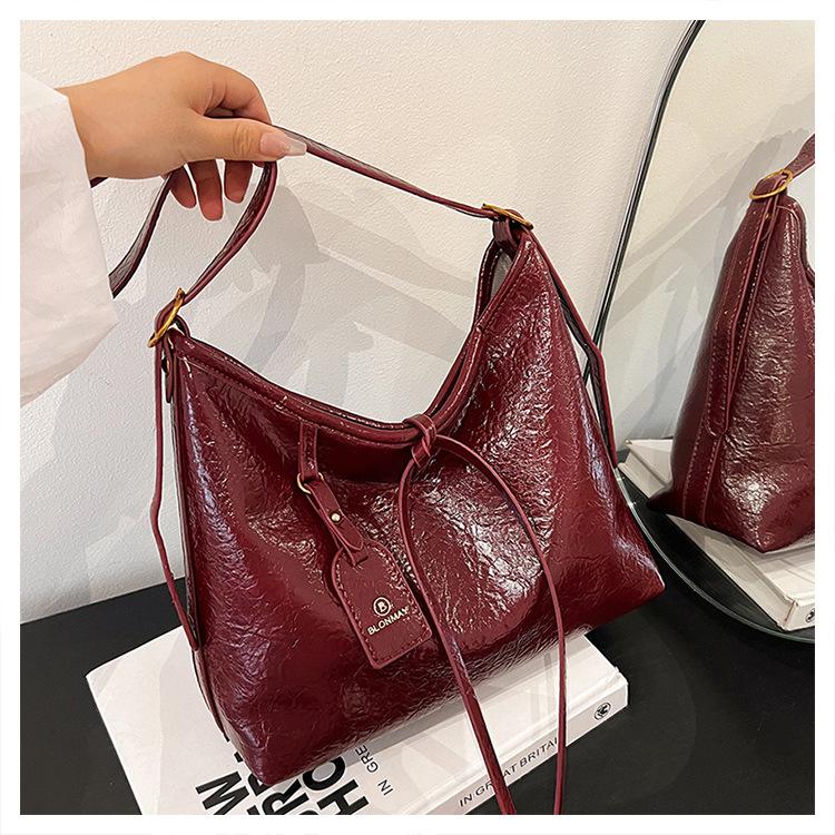 

Retro bag women s large capacity 2024 new autumn and winter casual shoulder messenger bag commuter tote bag бордовий
