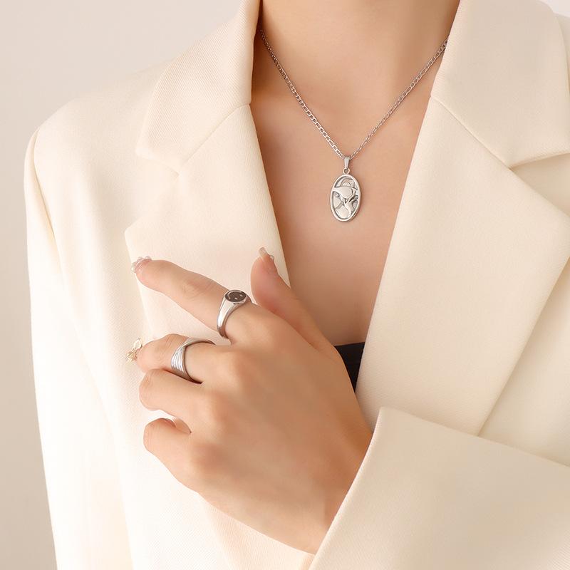 Geometrisches Porträt, ovale Marke, Zirkon eingelegte Halskette, Sommerwind, vielseitige modische Schlüsselbeinkette