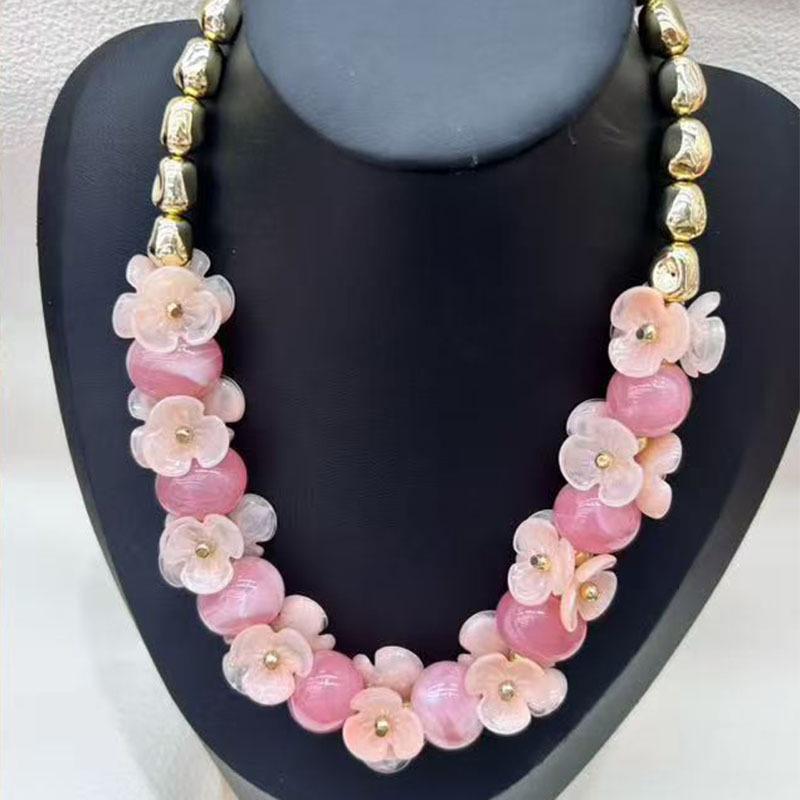 Retro Acrylic Floral Necklace: Bold European & American Design for Bridal Fashion