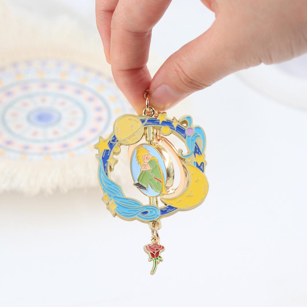 Breloc Planetă Micul Prinț cu Pandantiv Trandafir – Accesoriu de Modă Metalic Rotativ Creativ
