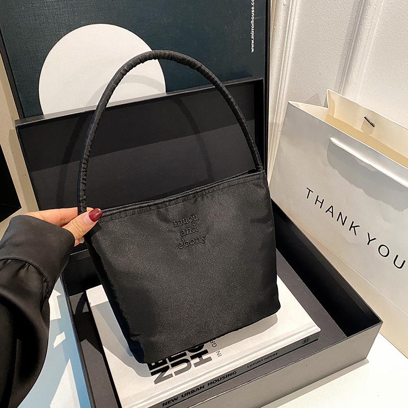 

Korean souvenir bag 2025 new bucket bag women s simple casual versatile handbag nylon embroidery bag 25*8*20 чёрный
