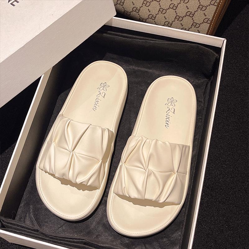 Fashion super fire versatile thick bottom beach Internet celebrity senior feeling cool slippers women's new summer explosion wear