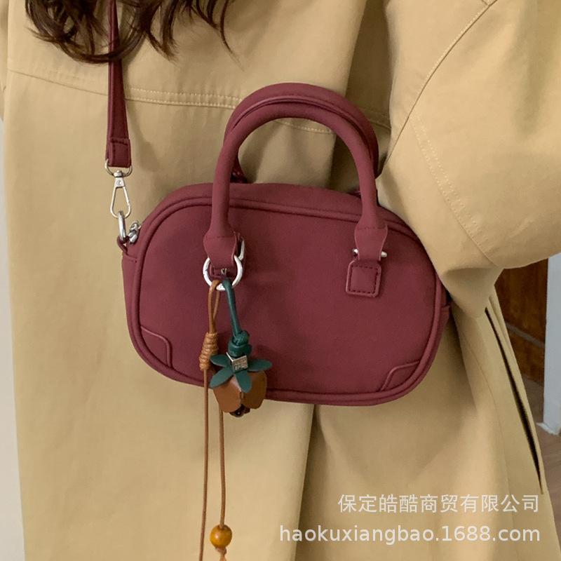 Hand bag women's 2025 new trendy autumn and winter light luxury niche high-end shoulder bag commuter messenger small square bag