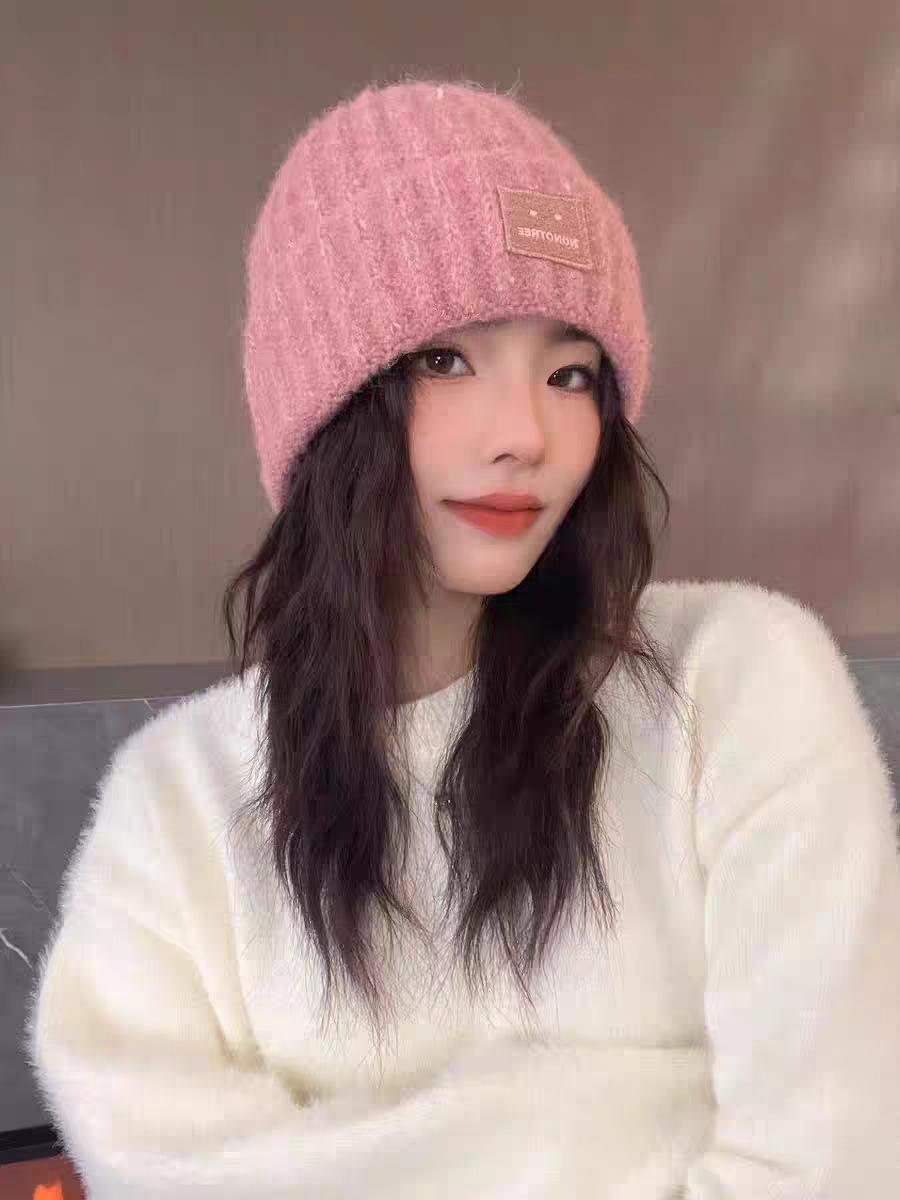 

2025 Женская высококачественная шерстяная вязаная шапка-бини: Осенне-зимний стиль с теплой защитой ушей, модный и универсальный для большого обхвата головы