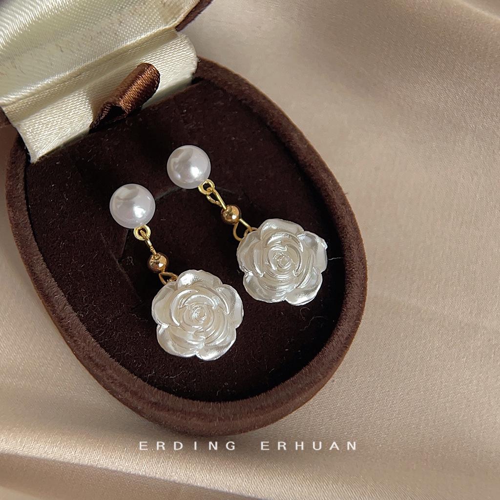 [Camellia] Orecchini a Bottone Fiore di Perla Fatti a Mano con Ago in Argento 925 - Orecchini INS Stile Dolce Giapponese Coreano da Donna