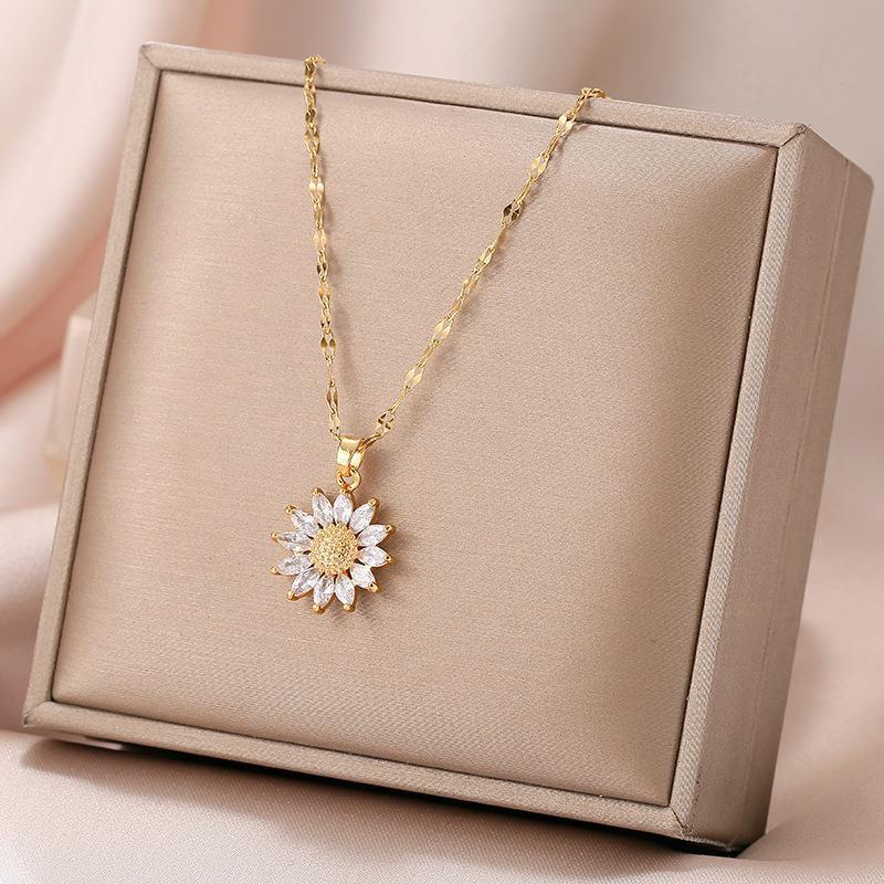 Daisy Pendant Titanium Steel Necklace: Women's Retro Flower Sweater Chain - Light Luxury Niche Accessory