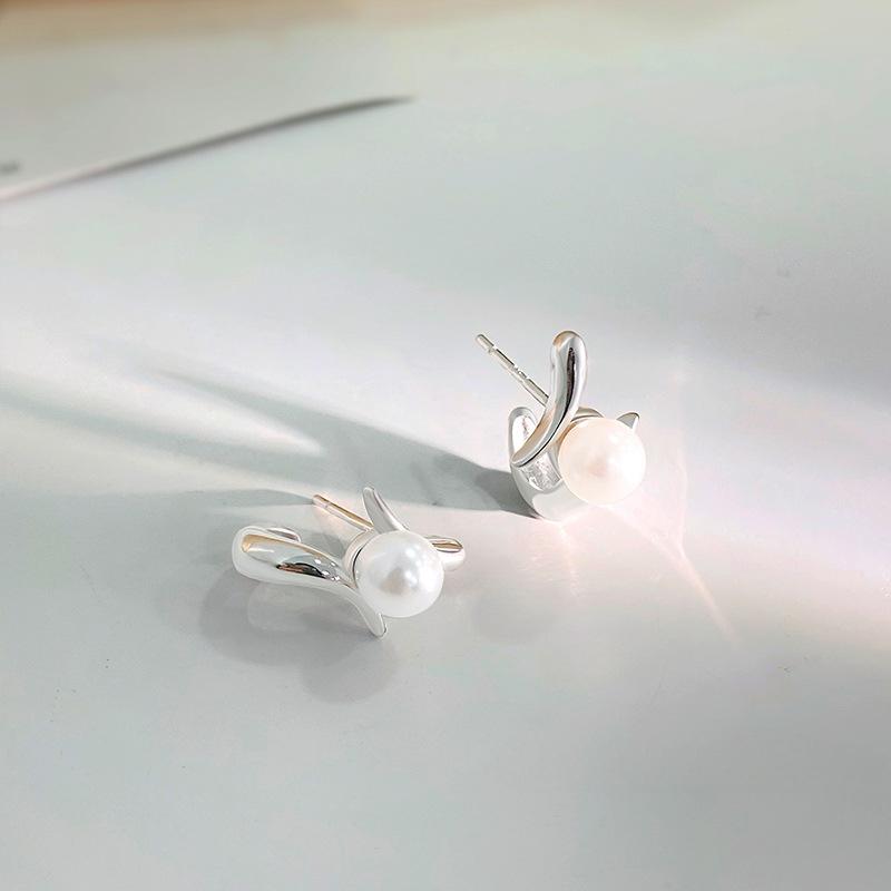 Modne kolczyki z perłami dla kobiet z niszowym designem i wysokiej klasy temperamentem