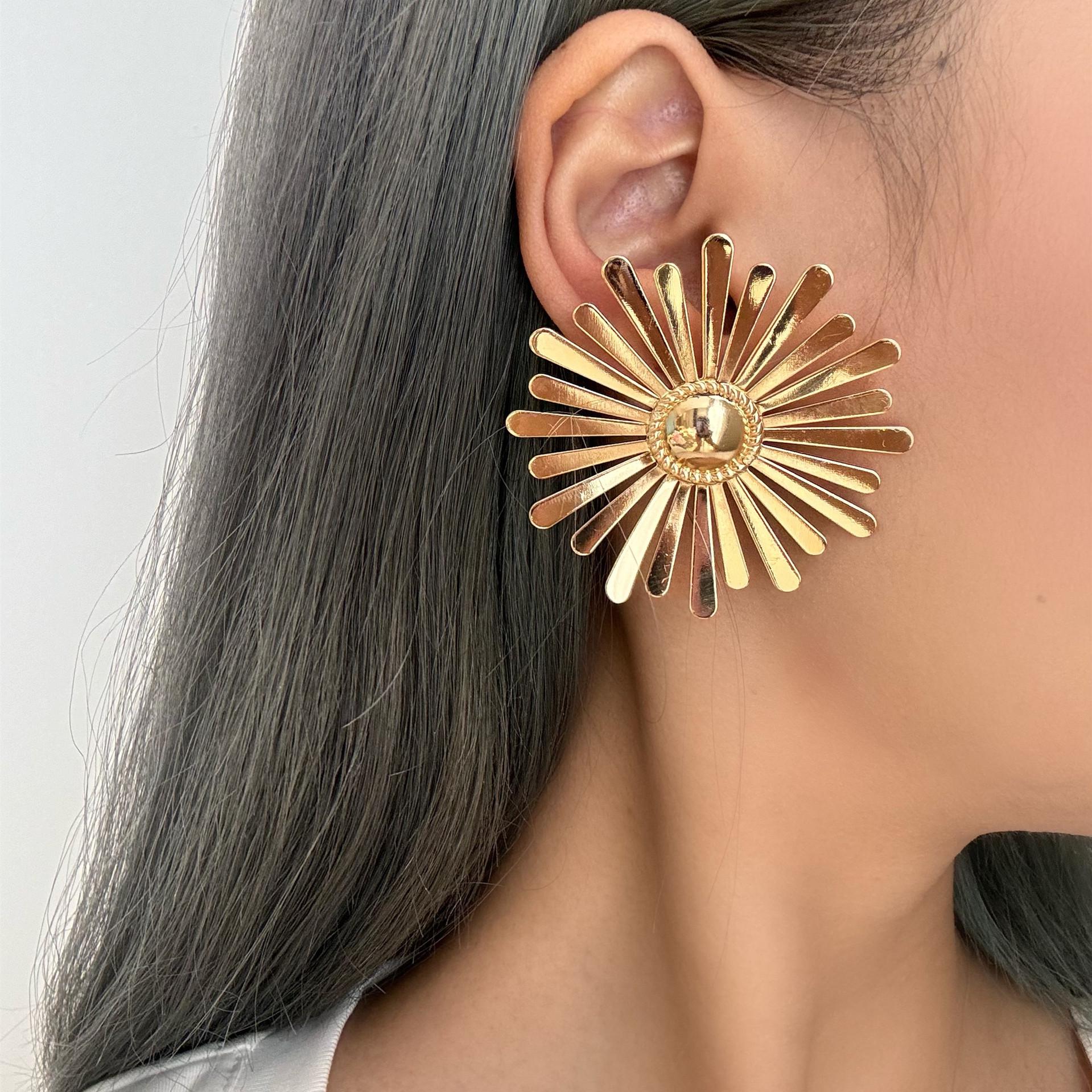 Elegant Exaggerated Retro Metal Flower Earrings - Trendy, Versatile, Light Luxury Accessories