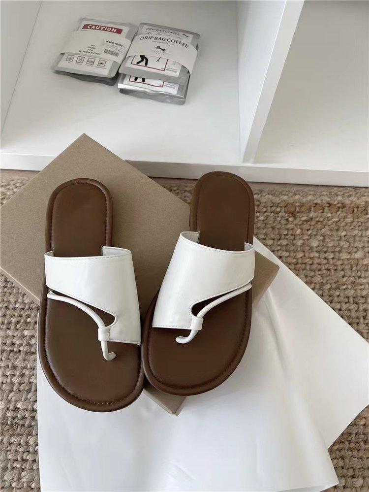 

Большие тапочки на плоской подошве женские летние 2025 года корейская версия модных повседневных тапочек удобные и легкие универсальные ретро-тапочки 43