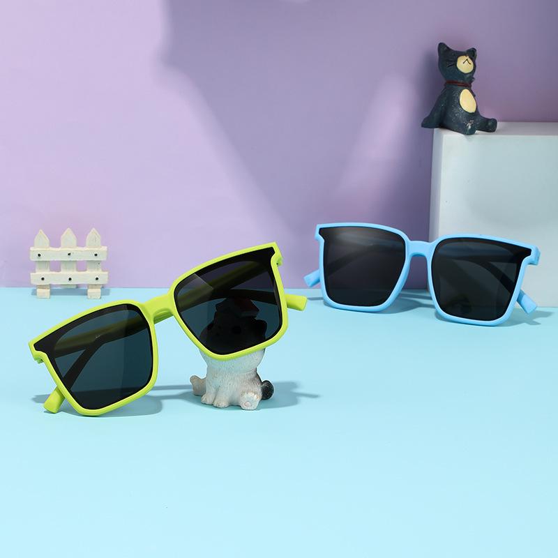 Kids' Trendy Polarized Sunglasses with UV Protection – Fashionable and Cool for Boys and Girls