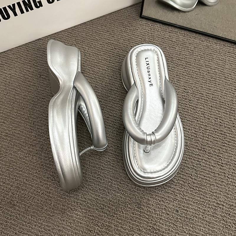 Live stream explosion high-end flip-flops women wear 2024 summer new muffin bottom Korean version of beach slippers women