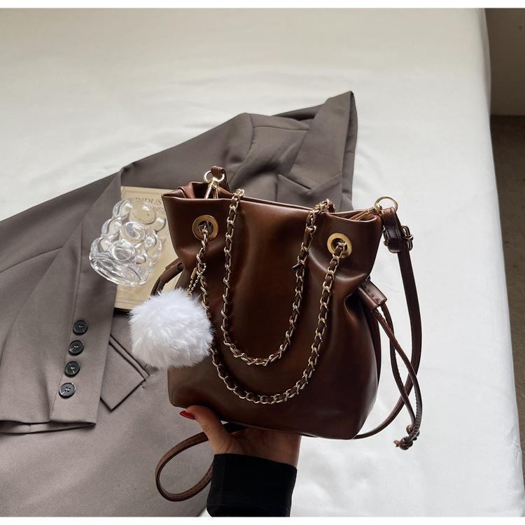

2025 Новая сумка-цепочка большой вместимости Премиальная сумка-ведро Модная женская сумка Универсальная сумка через плечо Сумка-мессенджер для поездок на работу коричневый
