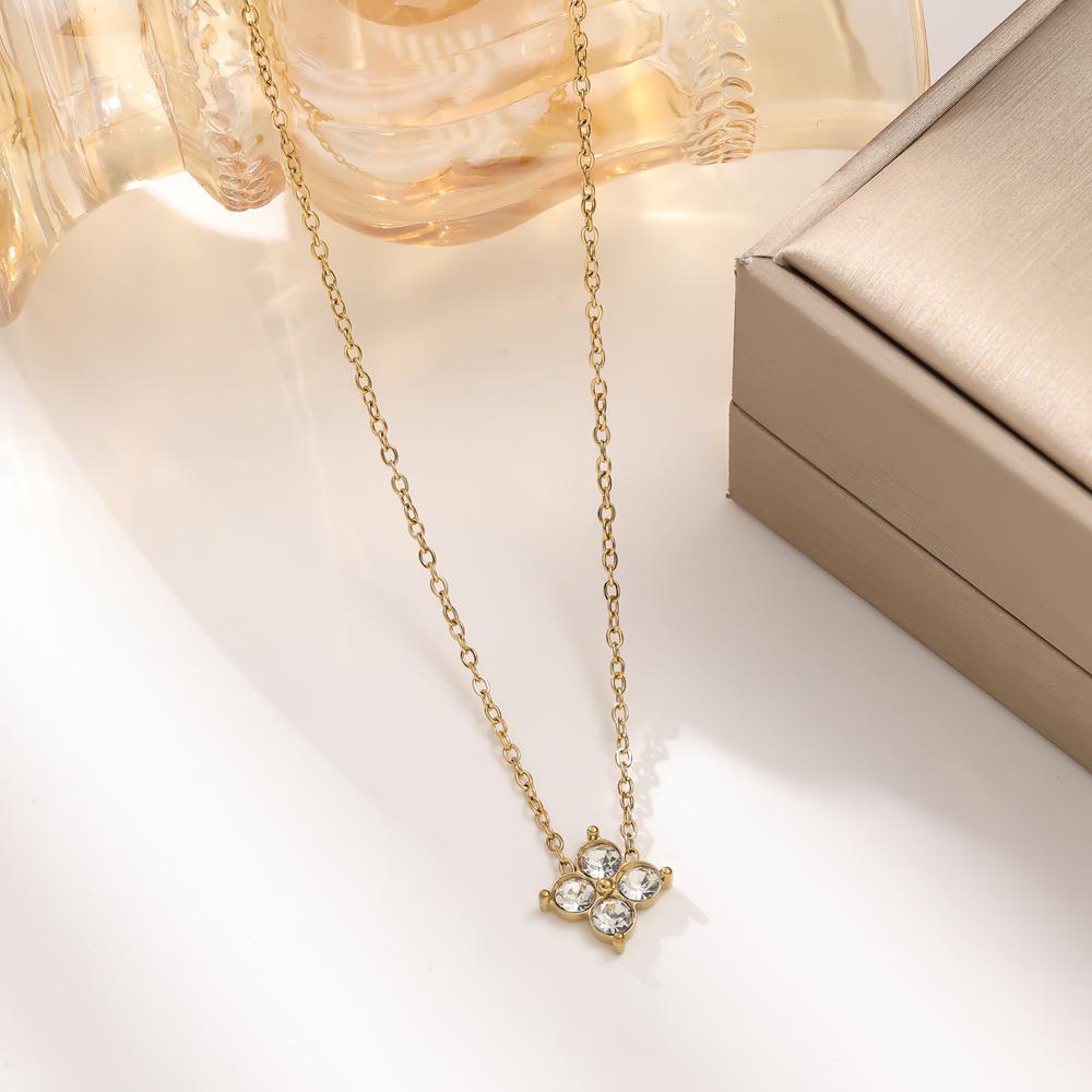 Elegantes Zirkon Kleeblatt Schmuckset: Armband, Halskette und Ohrstecker für Damen