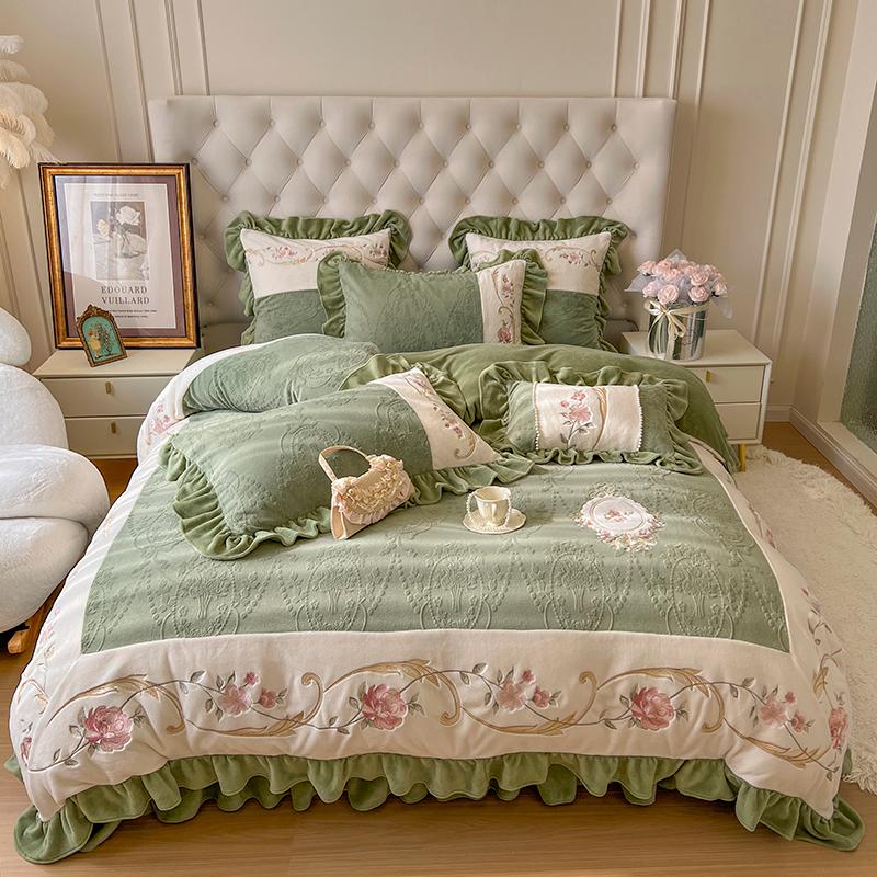 Romantic French Vintage Carved Velvet Lace Ruffles Flowers Embroidery Bedding Set Velvet Fleece Duvet Cover Bed Sheet Pillowcase