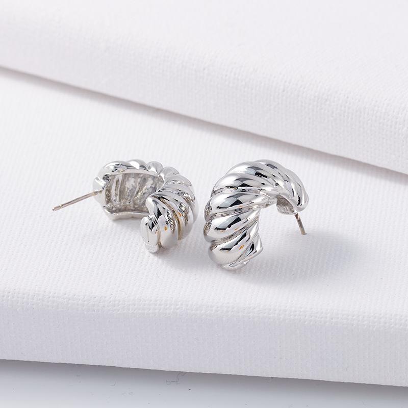 

Металлические спиральные серьги-гвоздики, модные серебряные 925 пробы, узор из пуговиц, скрученная текстура, нишевый дизайн, высокое чувство индивидуальности, серьги Циндао