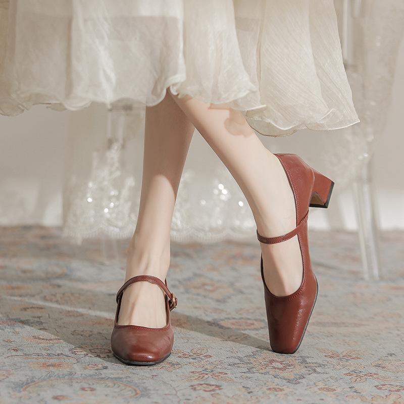 Temperamentīgas retro mazas kvadrātveida galvas biezas papēža augstpapēžu kurpes 2025 jaunas sarkanas Mary Jane viena vārda sprādzes modes vienas kurpes sievietēm