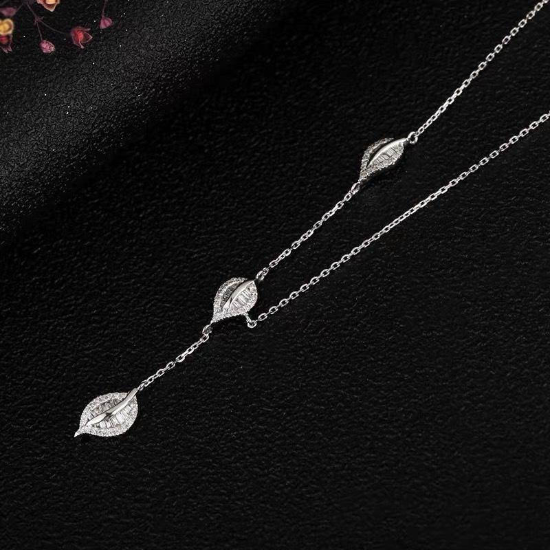 Three-Leaf Clavicle Chain: Simple, Versatile, Non-Fading Women's Necklace in Trendy Ins Style
