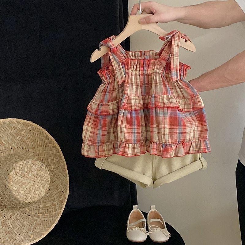 Liebliches Mädchen Sommer Zweiteiler im koreanischen Stil mit ärmellosem Oberteil in buntem Karomuster und Khaki-Shorts