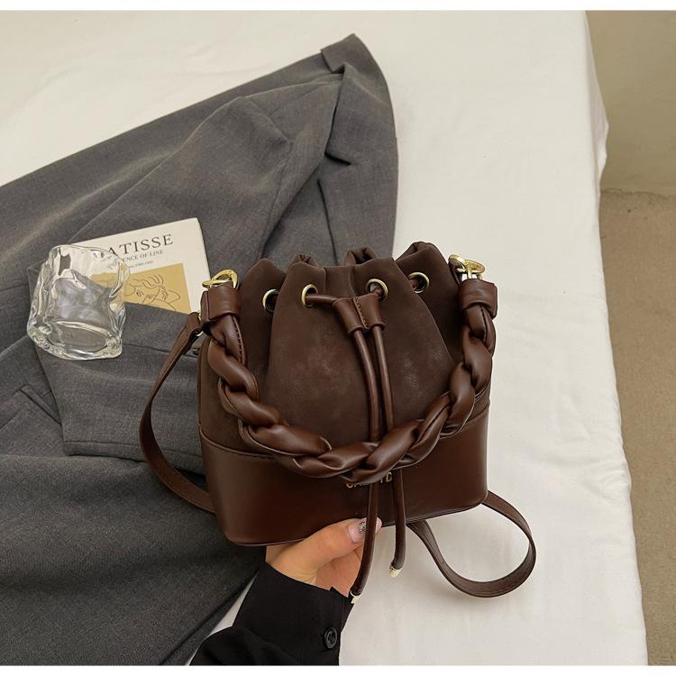 Fashion twist portable bucket bag women's 2025 new retro popular commuter bag contrasting color shoulder messenger bag