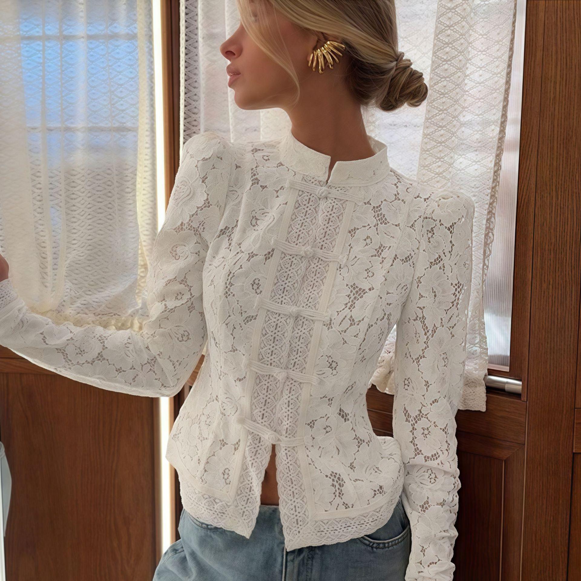 

Рубашка в европейском и американском стиле с кружевом и застежкой на пуговицы-лягушки - Воротник-стойка, Приталенный силуэт, Универсальный и дышащий топ, 2025. Extra Large белый