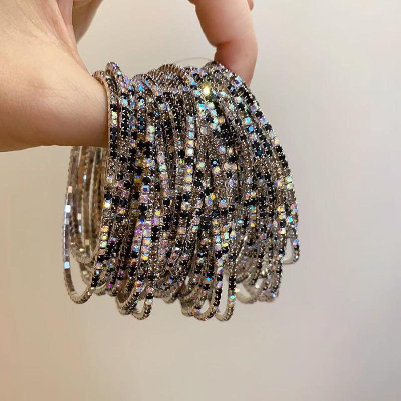 Französisches Armband mit eingelegten Diamanten und runder Schnalle - Retro-Hofstil, Luxuriöses Herbst-/Winterarmband
