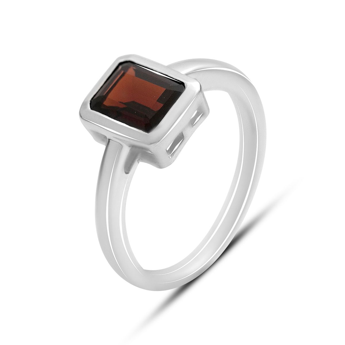 

Silver ring with natural garnet 2.017ct, item weight 3.26 gr (2167198)