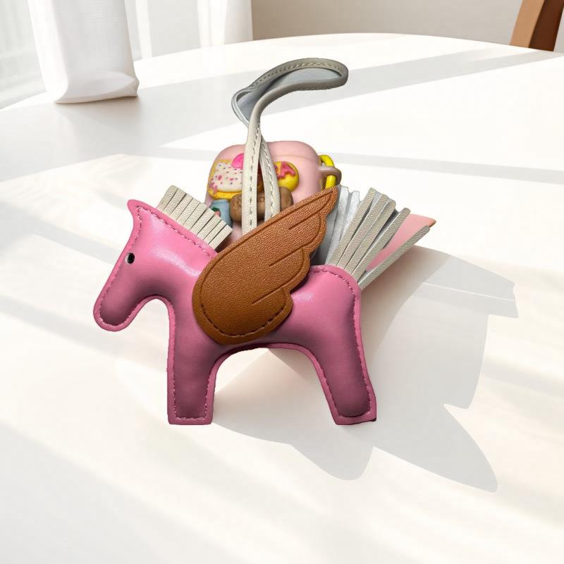 Portachiavi con ciondolo Pegasus a contrasto con motivo a cartone animato, con nappa e pony in pelle