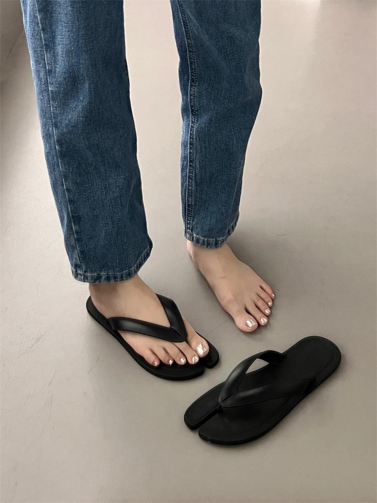 Cool~ Internet celebrity flip-flops women's fashion 2025 new toe flat toe cold slippers beach shoes