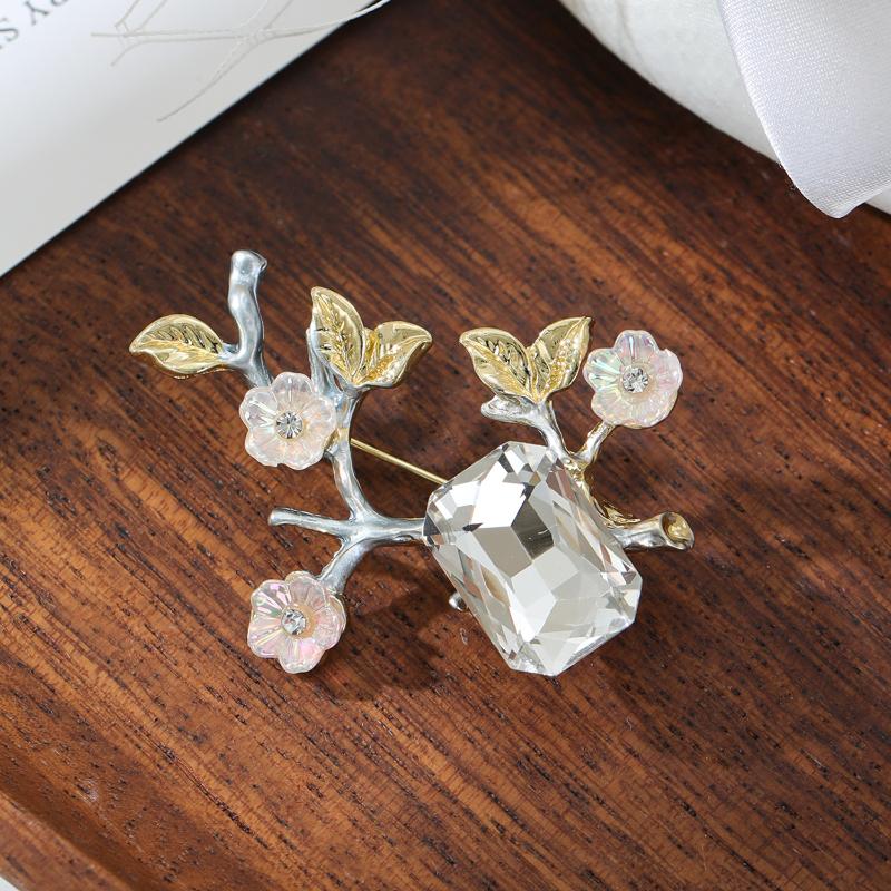 Elegant Flower Pearl Brooch Gold Tone Shell Petal Lapel Pin For Women Suit Coat Dress Jewelry Gift