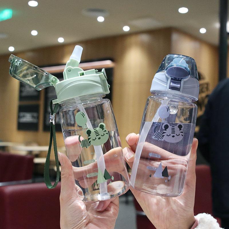 Tazza per bere un bambino da 550 ml. Stampa tigre carina. Scuola per bambini. Bottiglia di paglia per acqua potabile. Tazza per bambino a prova di perdite con tracolla.