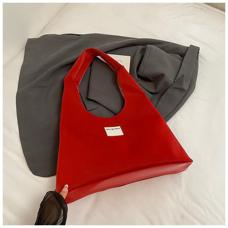 

Commuter to work Velvet underarm bag Large capacity Minimalist style women s bag 2025 New shoulder large bag Fashion tote bag красный