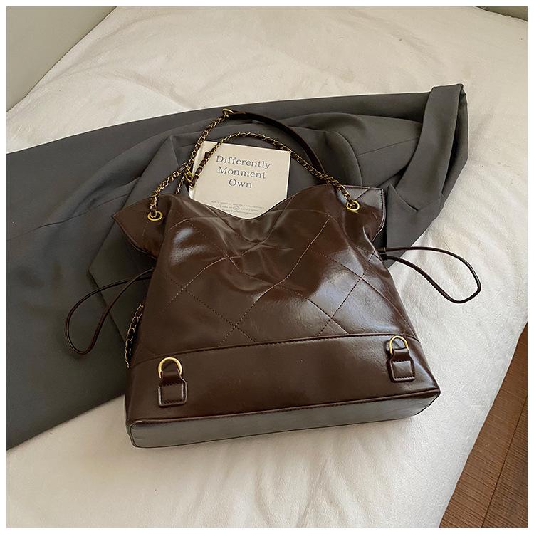 

A Niche High-appeal Diamond-shaped Chain Bag, A Fashionable Single-shoulder Bag, and A Large-capacity Commuter Tote Bag кавовий