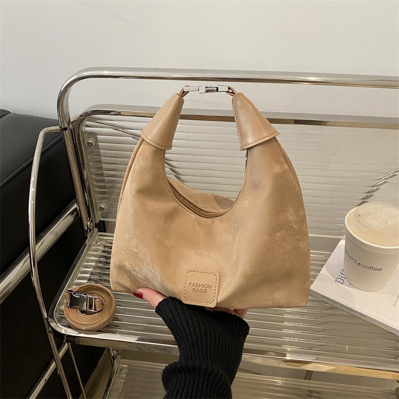 

Осень и зима супер огонь нишевая сумка женская 2025 новая ретро матовая сумка-мессенджер на одно плечо подмышку сумка-пельмень хаки