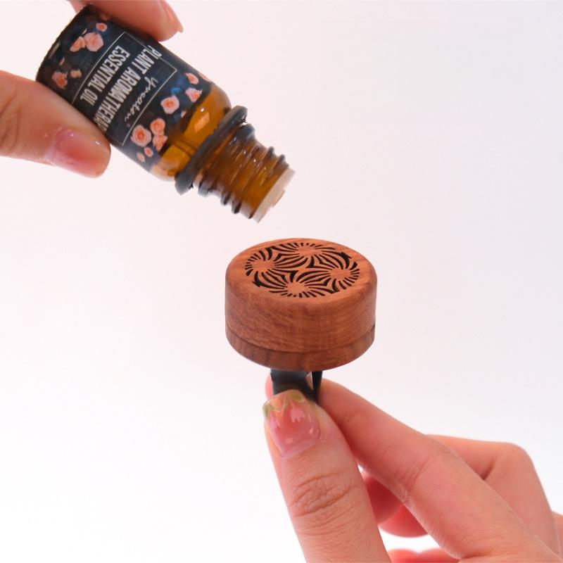 1Pcs Car Essential Oil Diffuser Wooden Aroma Diffuser Car Vent Clip Wooden Carved Aromatherapy Diffuser Auto Air Freshener