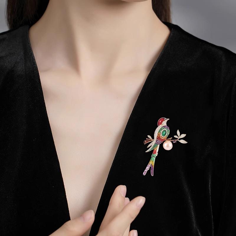 Elegant Chinese Style Colorful Magpie Pearl Brooch - Unique Women's Niche Design Pin Accessory