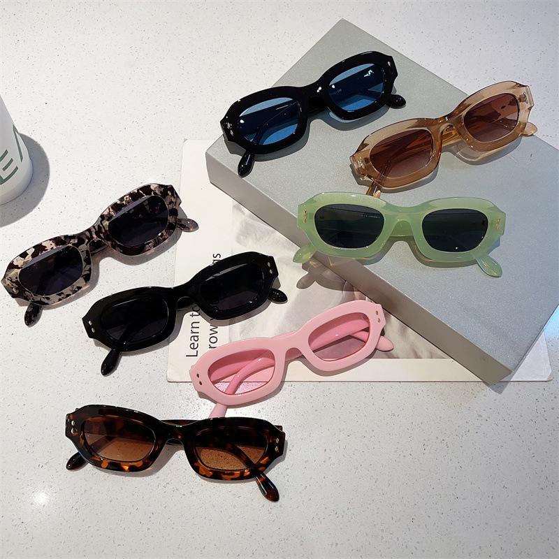 Luxury Brand Designer Small Frame Sunglasses Women Vintage Fashion Sun Glasses For Men Trendy Punk Rivet Hip Hop Shades Uv400