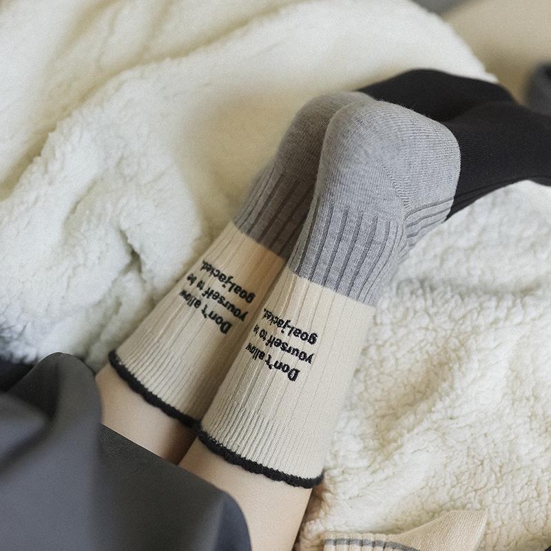 2025 Dame Varm Midt-legg Ullsokker med Dobbelnålsbroderi