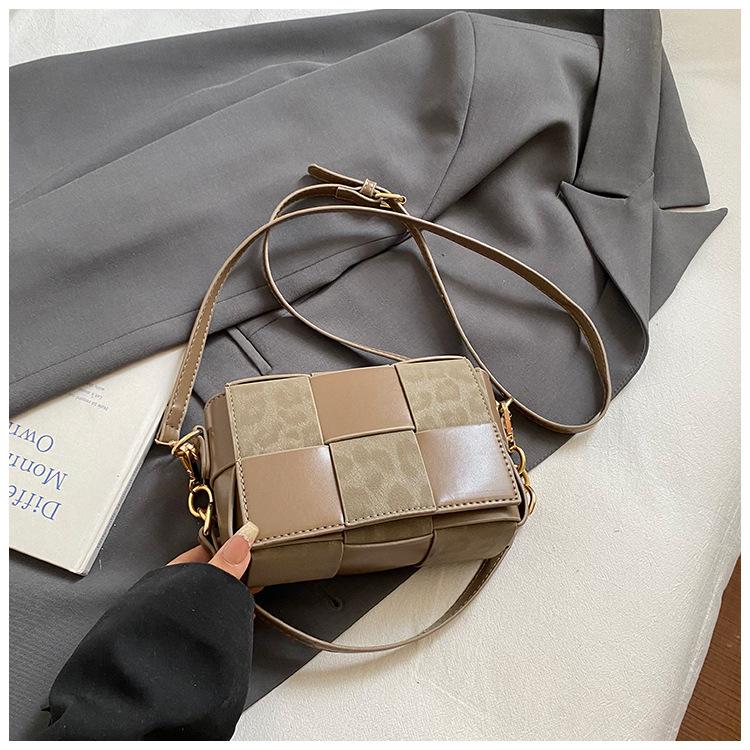 Korean version of niche contrasting color woven small square bag 2025 new versatile retro trend shoulder bag ins messenger women's bag