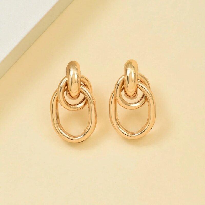 Ein Paar vergoldete gekreuzte Eisenrohr-Creolen, minimalistische und raffinierte Doppel-Creolen für Damen, geeignet für