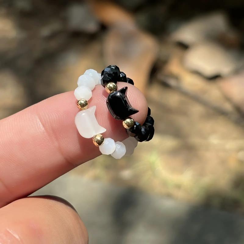 Ein Set aus zwei Ringen, schwarzes und weißes Katzenmotiv, verstellbare Größe, trendig und modisch