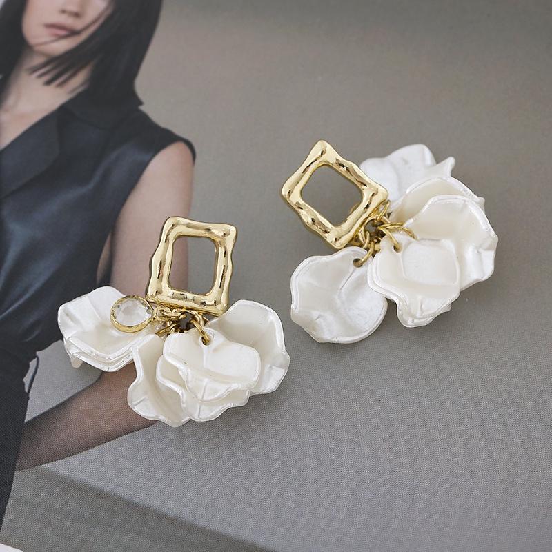 Irregular White Petal Flower Stud Earrings - Fashionable & Versatile Women's Jewelry
