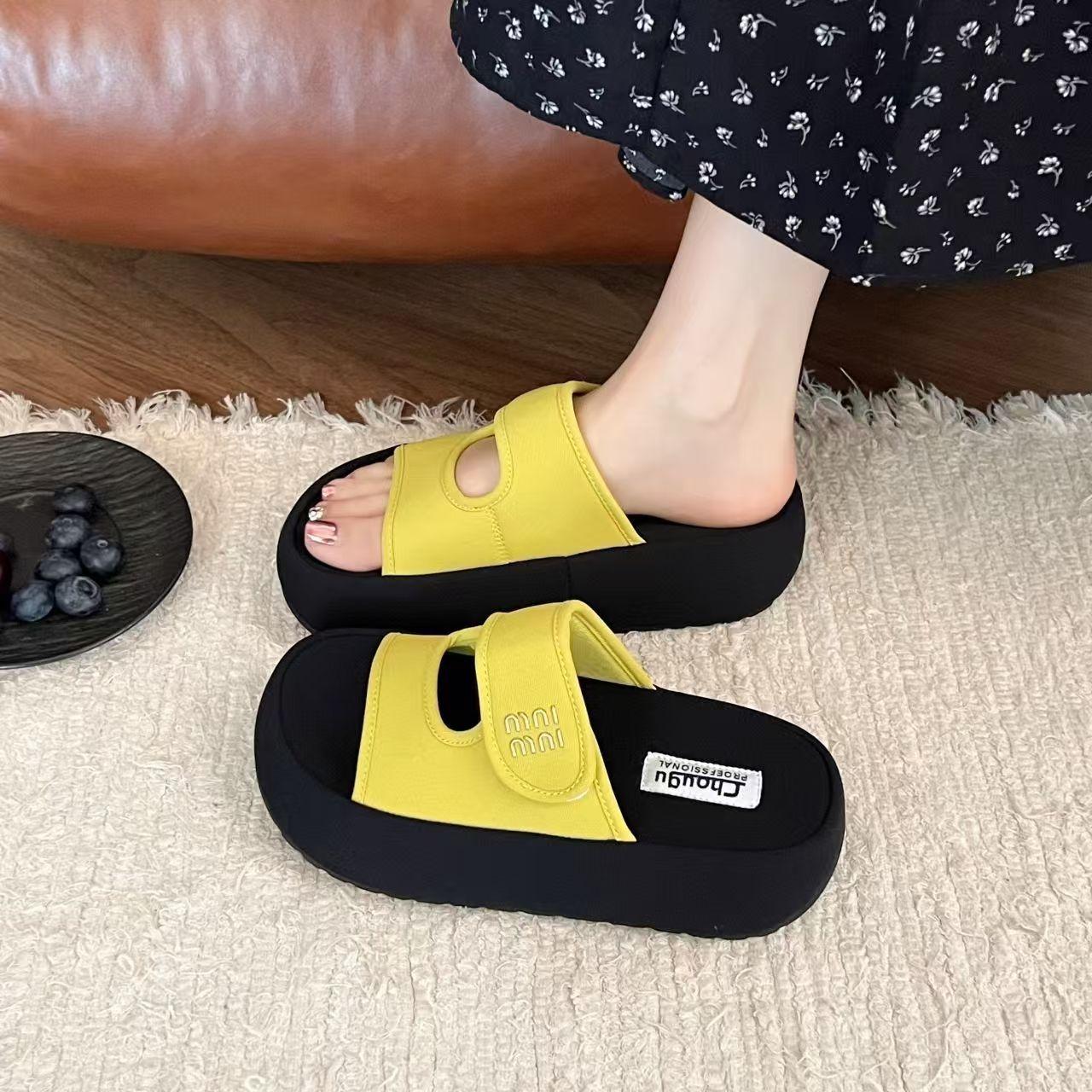 

Super good-looking thick-soled heightening black cool slippers for women s summer wear 2025 new high-end super-fire casual one-word drag 40 светло-желтого