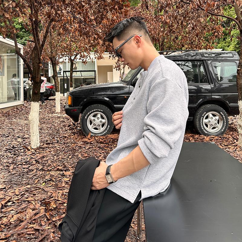 

Корейская Повседневная Мужская Одежда Оверсайз Осень Рукав Три Четверти Рубашки Поло Стиль Англии Текстура Кожи Круглый Вырез Пуговицы Свободный Простой Топ L серый