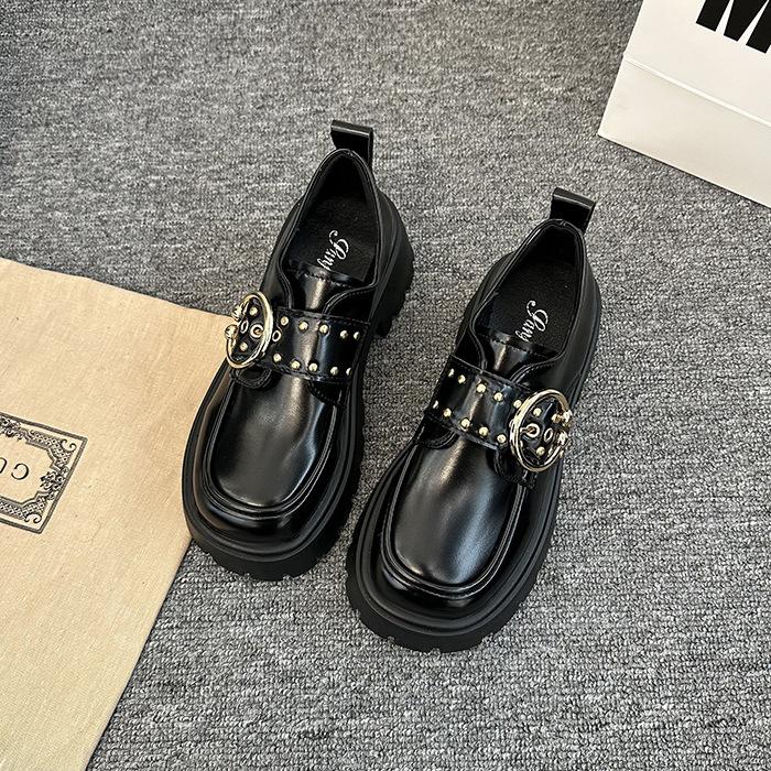 

2025 осень новые туфли-лодочки с круглым носком в британском стиле, на платформе, маленькие кожаные туфли, женские французские ретро туфли Мэри Джейн с заклепками 39 матовый черный