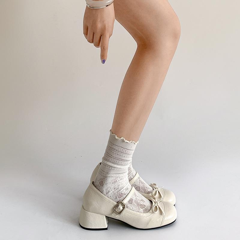 Ein neuer Stil von Damen-Einzelschuhen mit dicken Absätzen und flachem Ausschnitt