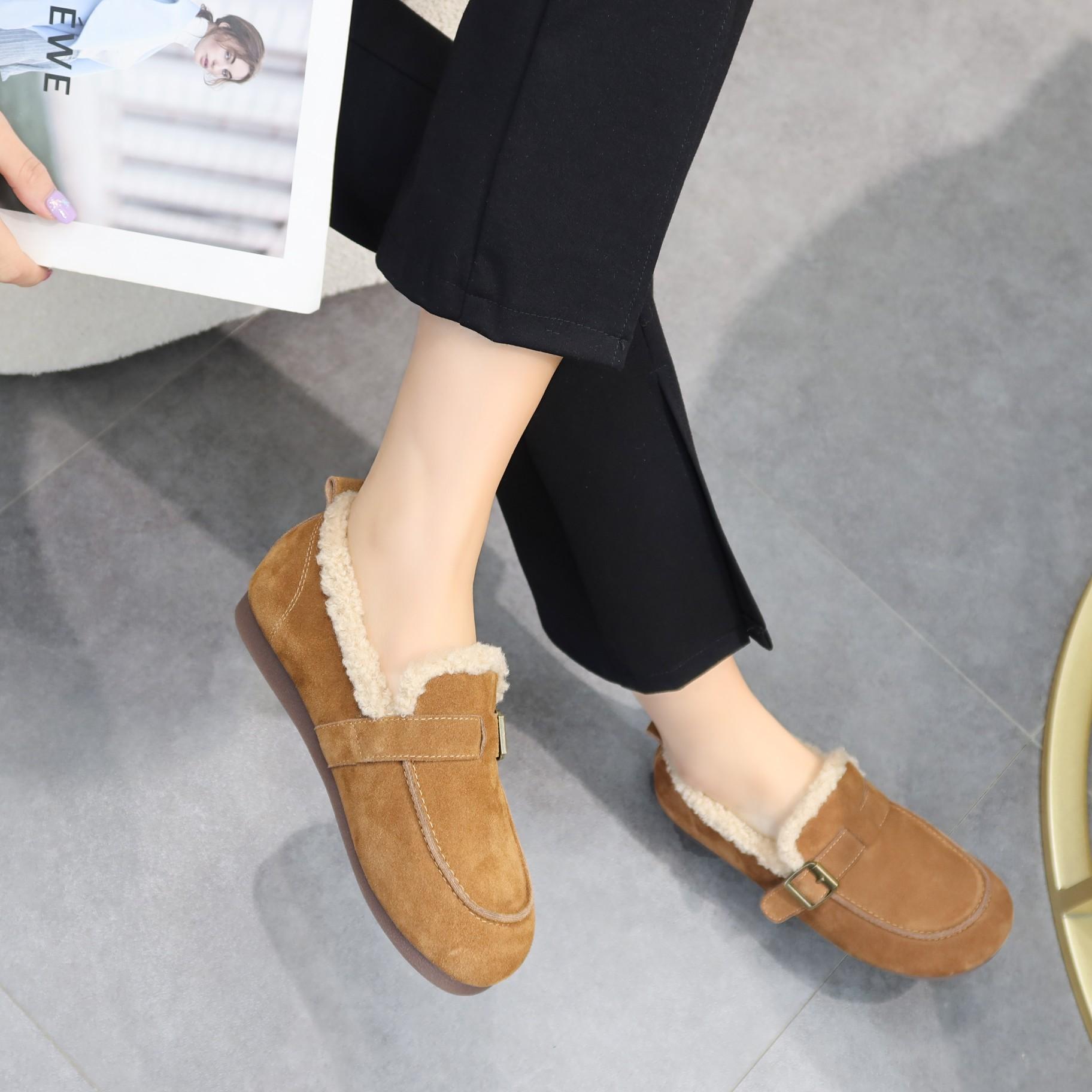 

Кожаные плюшевые туфли для женской зимы 2025, новые популярные утолщенные теплые хлопковые туфли-бини на плоской подошве с одним педалем для женщин 40