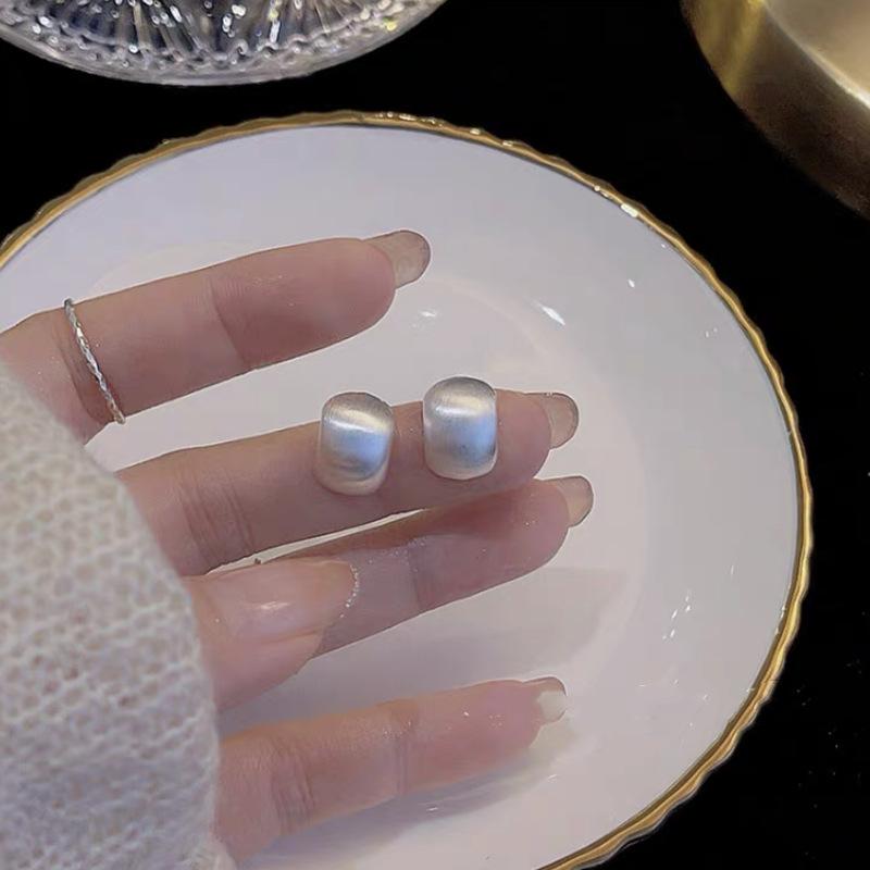 Wind fashion versatile stud earrings women's hot-selling high-end temperament trendy earrings street stall night market explosion