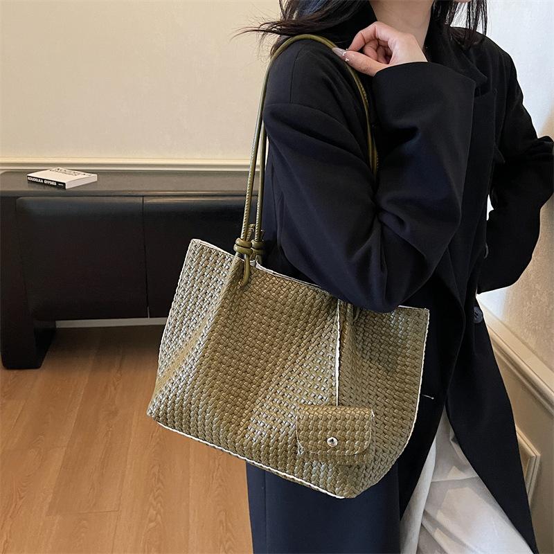 Large Capacity Bag Women's Autumn and Winter 2025 New Versatile Retro Shoulder Bag Casual Premium Texture Commuter Tote Bag