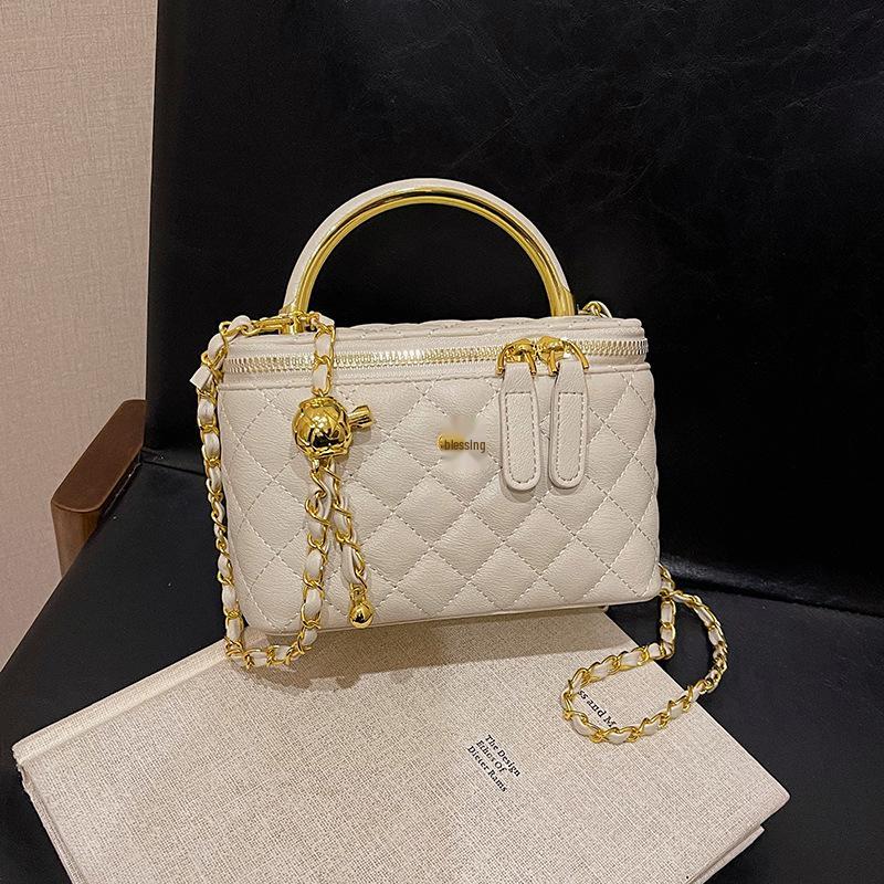 

Роскошная сумка-тоут с цепочкой Argyle Crossbody — коллекция Весна 2025 грязно-белый