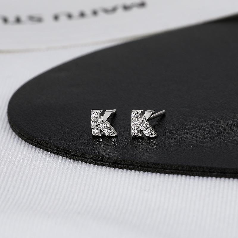 

Серьги Banyan Tree S925 Silver с персонализированными буквами и бриллиантами — одиночные серьги-гвоздики в форме косточки для ушей для мужчин и женщин ES2395-K платиновый